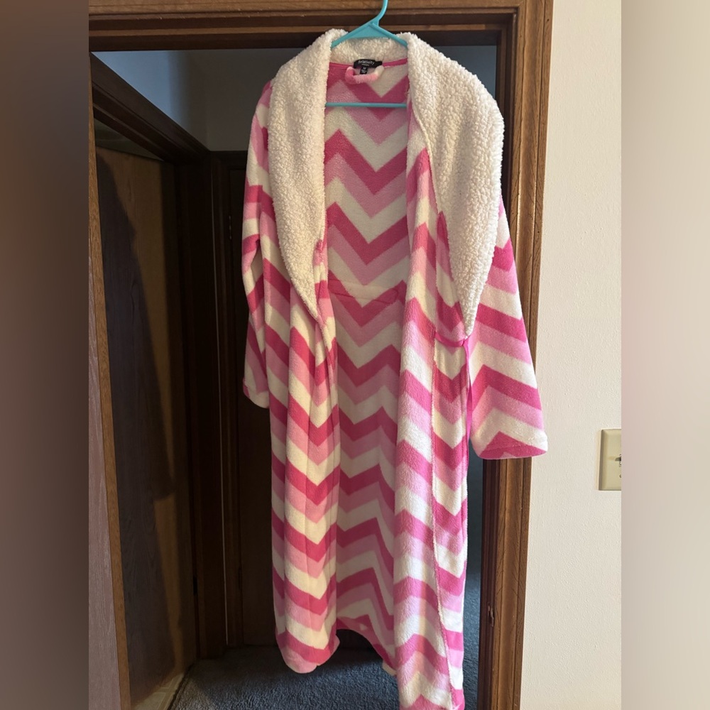 Relativity Pink and White Plush Robe